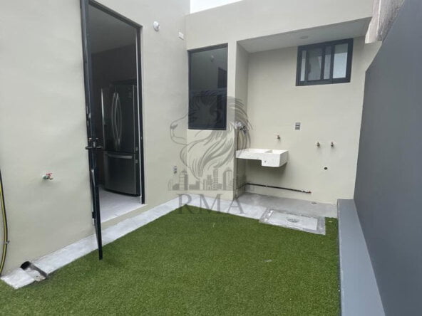 328ce027-decc-4c1a-b895-57c31a1a2de8